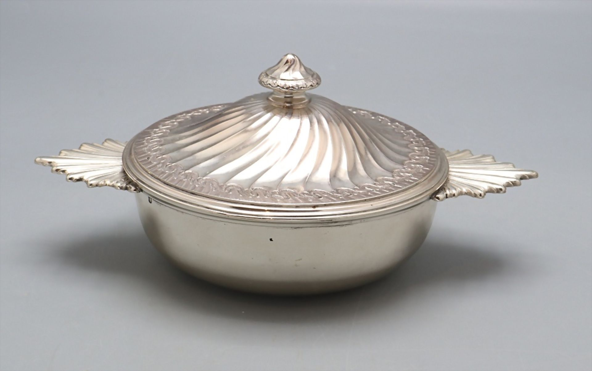 Écuelle / Wöchnerinnenschüssel / Légumier couvert en argent massif / A silver vegetable tureen ...