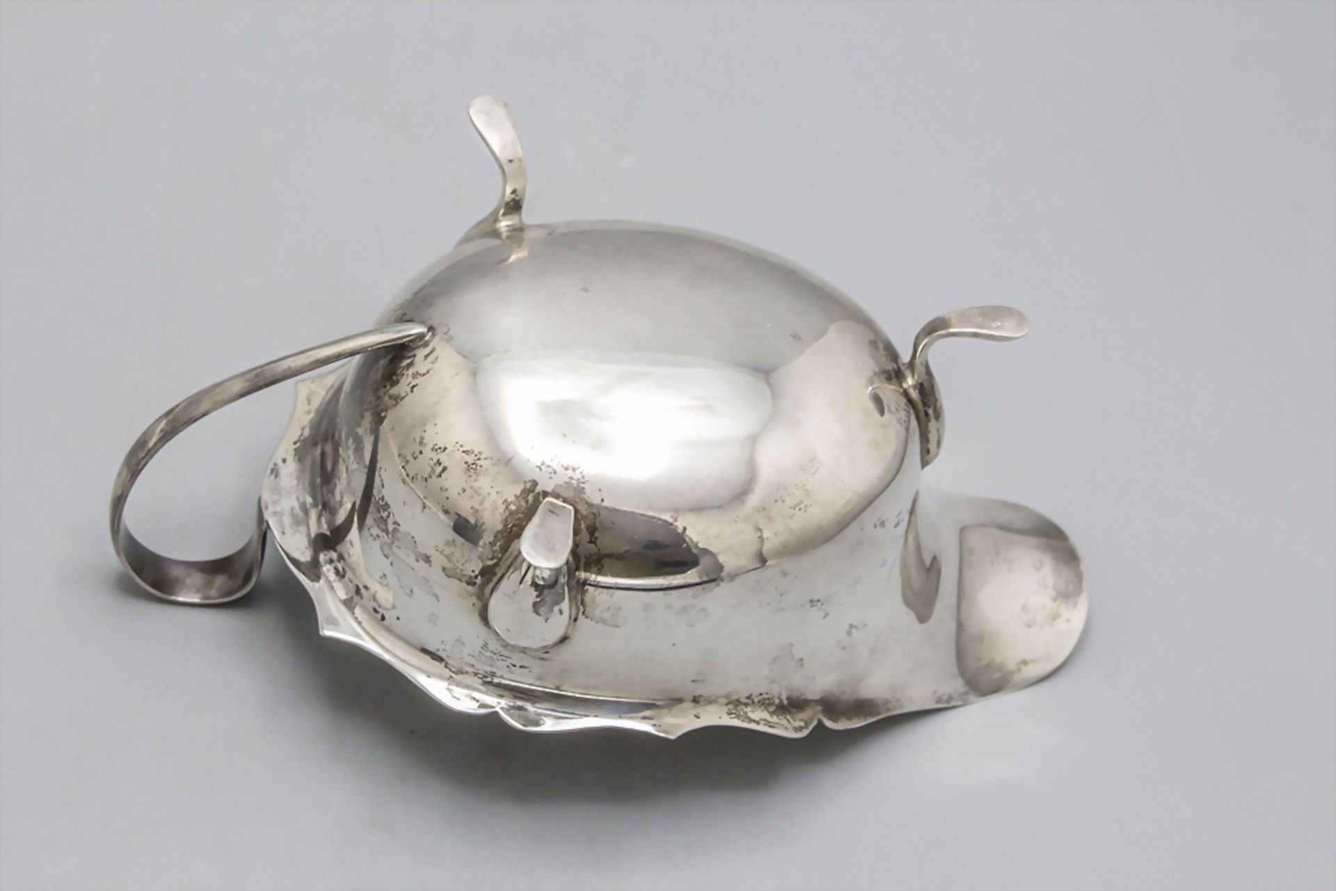 Sauciere auf drei Füßen / A silver sauce boat, Edward Viner, Sheffield, 1936 - Image 5 of 5