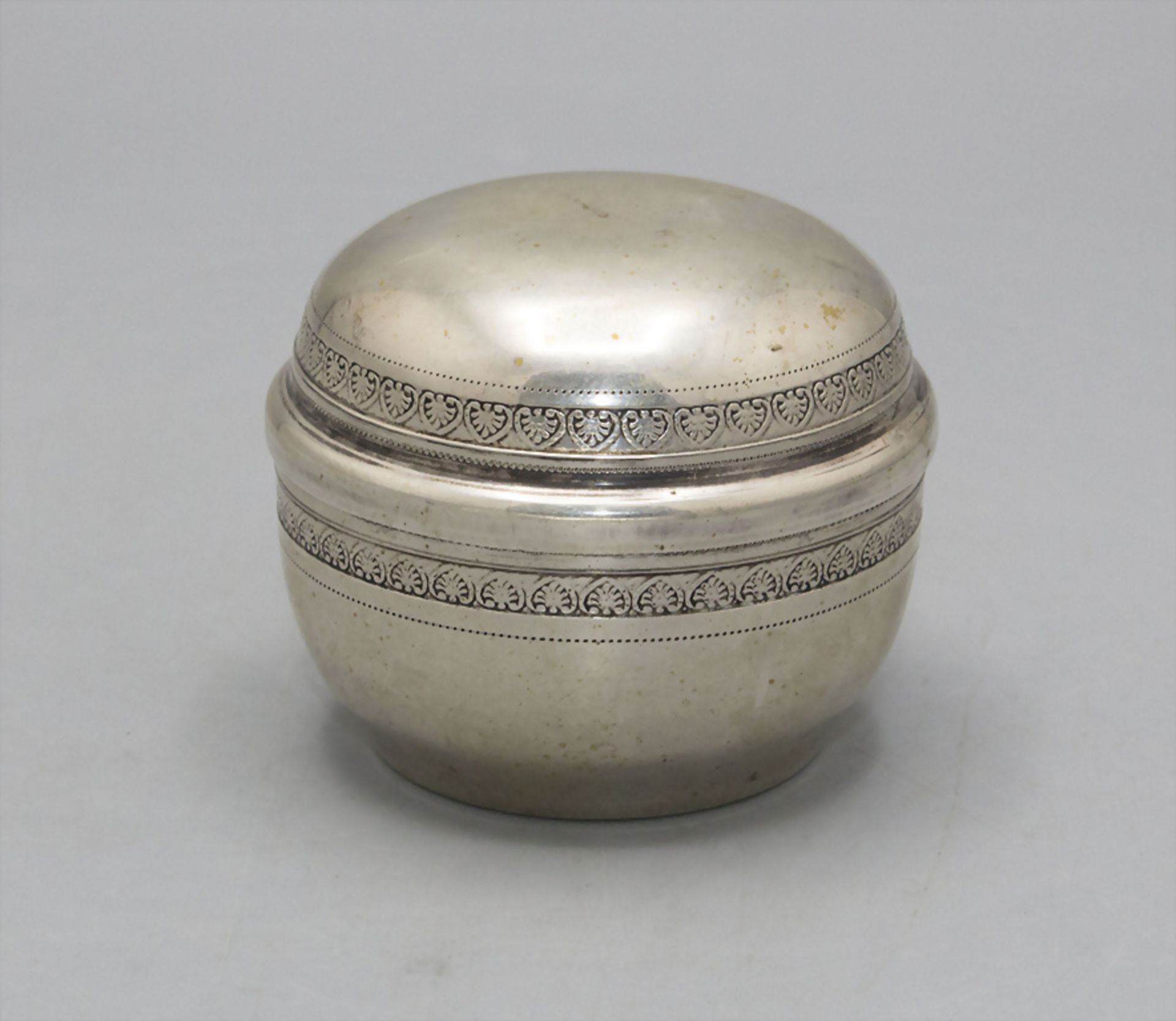 Kugelförmige Silberdose / A spherical silver box, Ende 19. Jh.