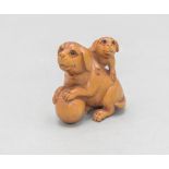 Netsuke 'Hündin mit Welpe' / A dog with a puppy, Japan, um 1900