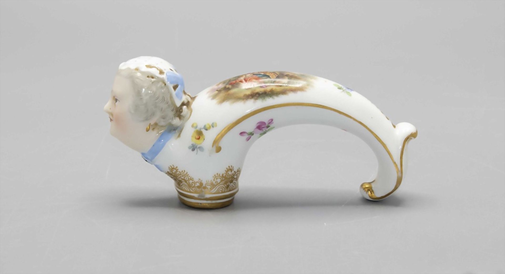 Stockgriff mit Frauenkopf und Watteau-Szene / A cane handle with the head of a woman and a ...