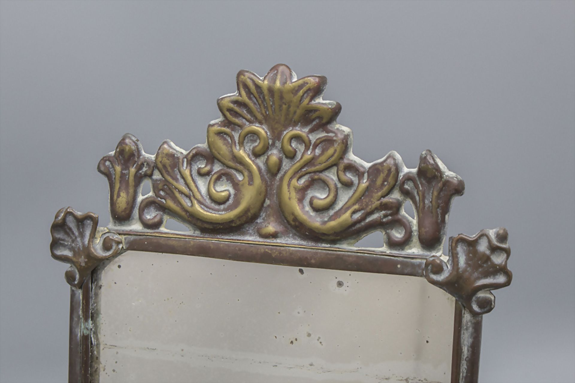 Tischspiegel mit Rocaillen / A brass table mirror, Frankreich, wohl Ende 18. Jh. - Image 3 of 3