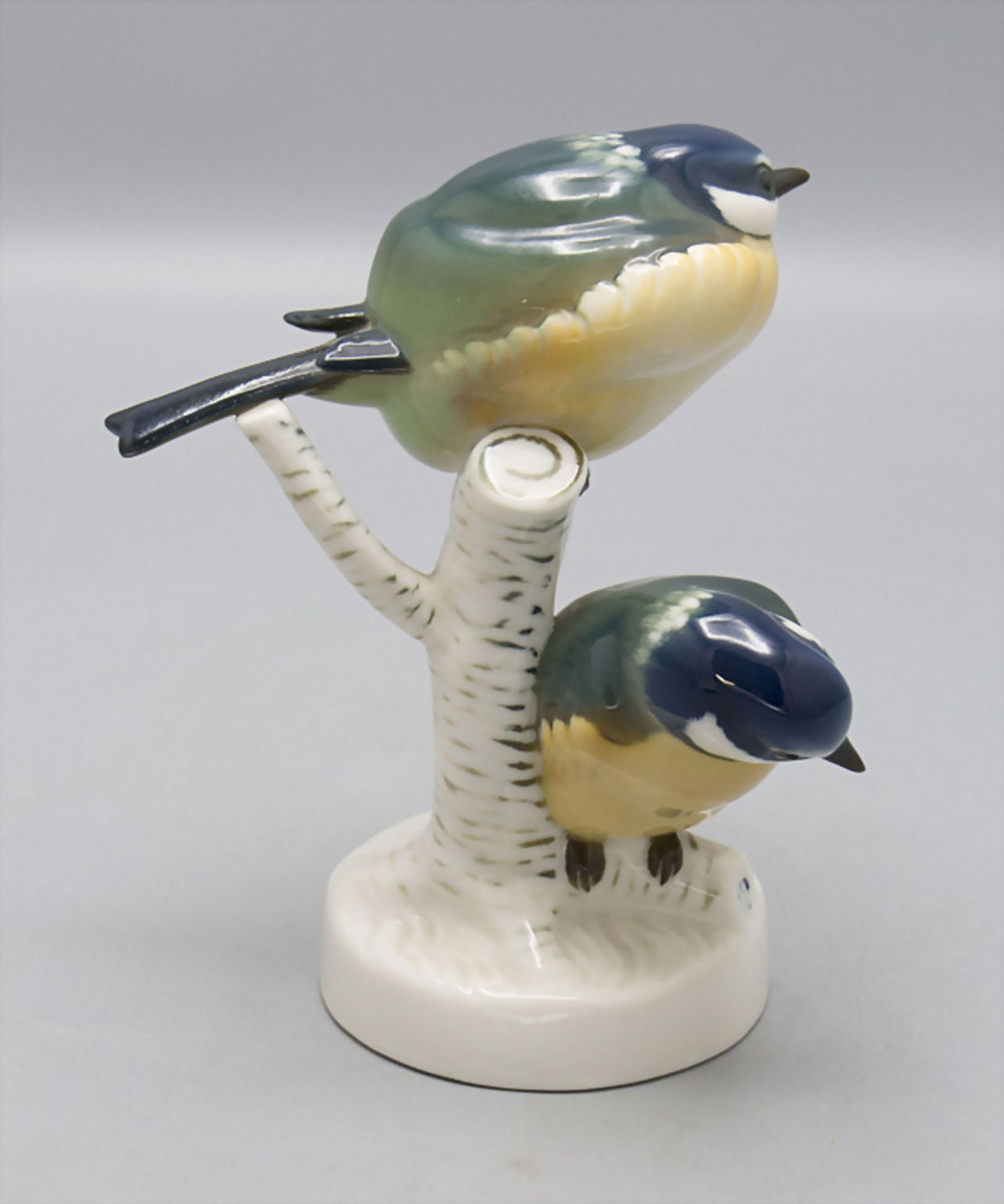 Vogelfigurengruppe 'Paar Blaumeisen auf Ast' / A bird group of two blue tits on a branch, ... - Bild 4 aus 5