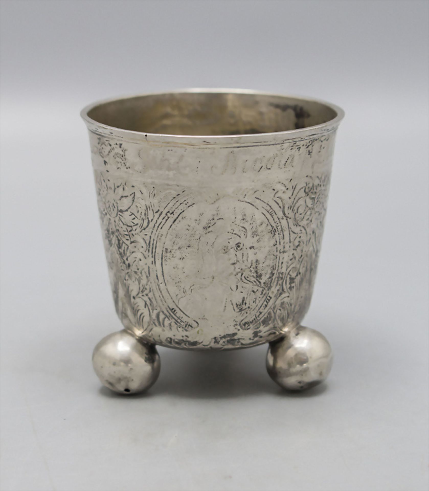 Kugelfußbecher / A silver beaker on ball feet, norddeutsch oder Friesland, 18. Jh.