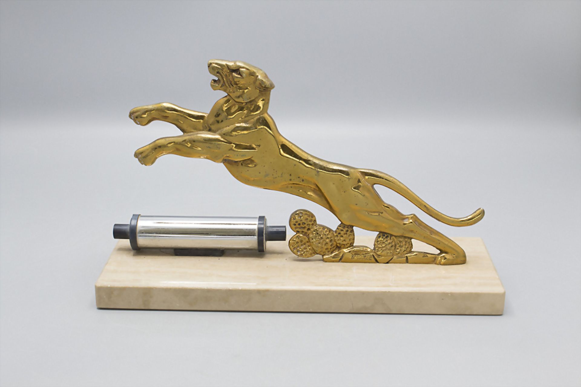 Art Déco Bronzelöwe mit Tischkalender / An Art Deco bronze lion with a desk calendar, ... - Bild 3 aus 5