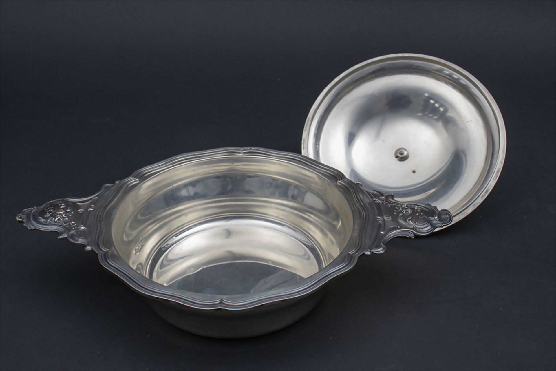 Deckelterrine / A covered silver tureen / Légumier en argent masif, Henri Soufflot, Paris, ... - Image 3 of 11