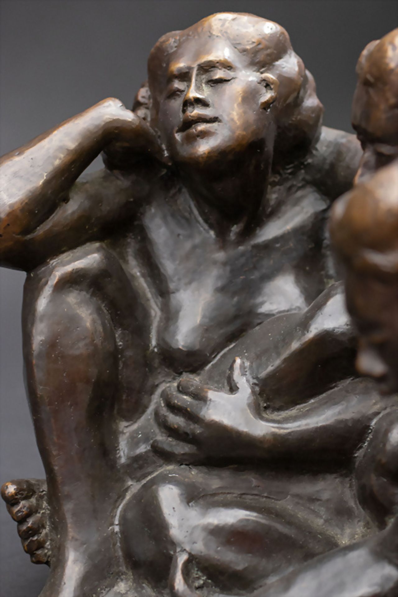 Laetitia LARA ( *1957 in Paris), Bronzeplastik 'Drei sitzende Frauen' / 'Three sitting women' ... - Image 6 of 11