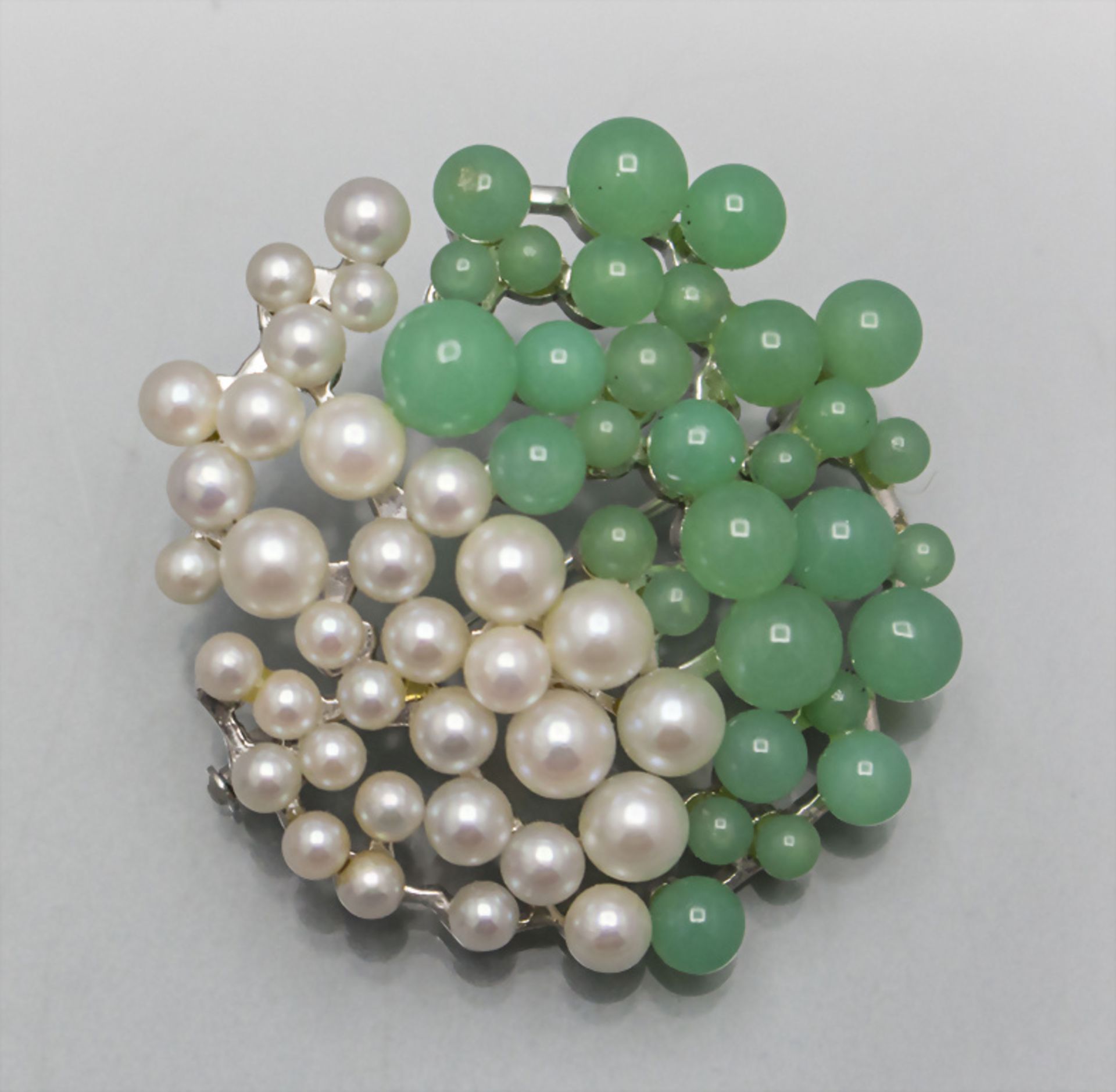 Yin und Yang Goldbrosche mit Perlen und Chrysopras / A Yin-Yang 14 ct white gold brooch with ...