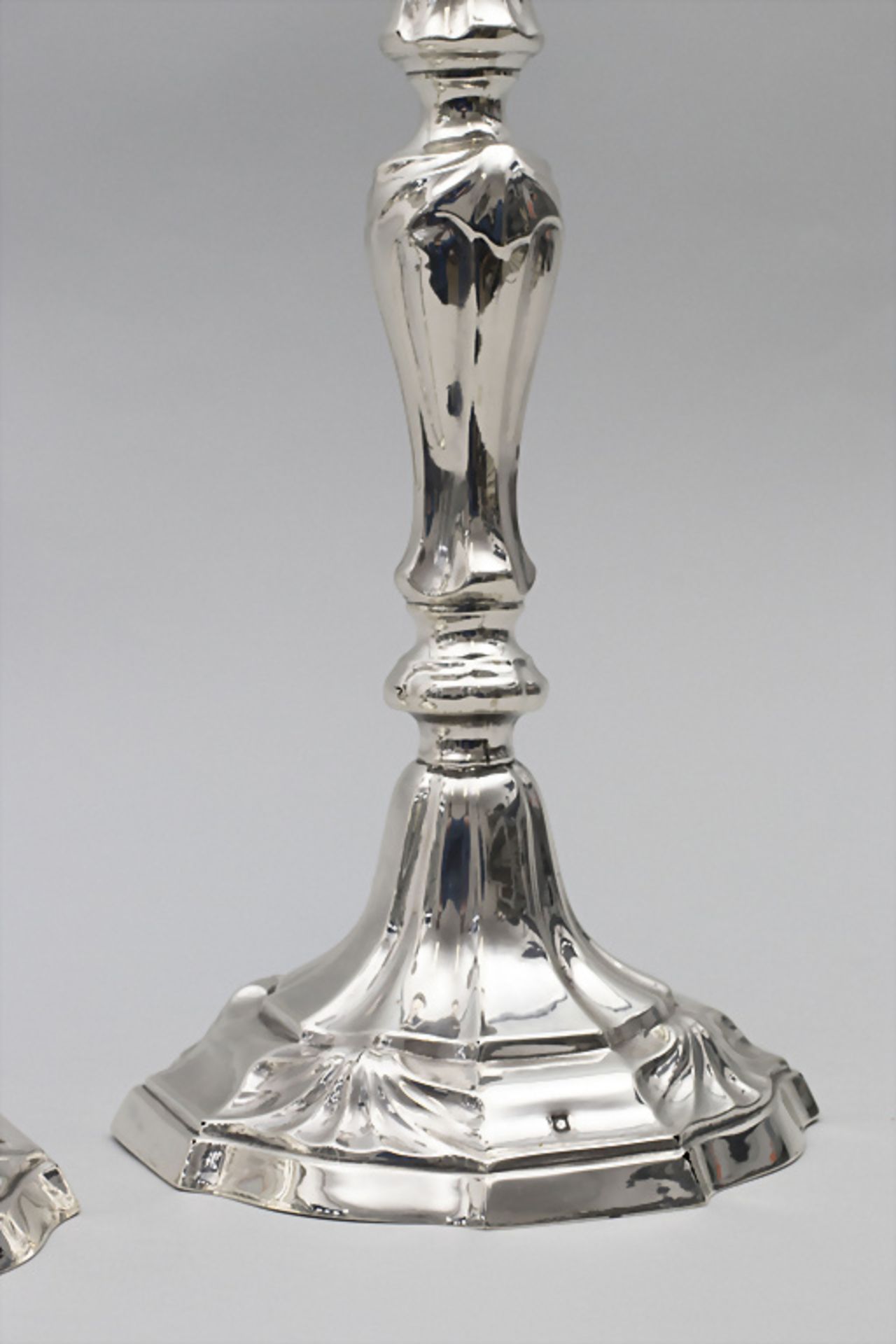 Paar Rokoko Silberleuchter / A pair of Rococo silver candlesticks, Mons, 1784 - Image 3 of 8