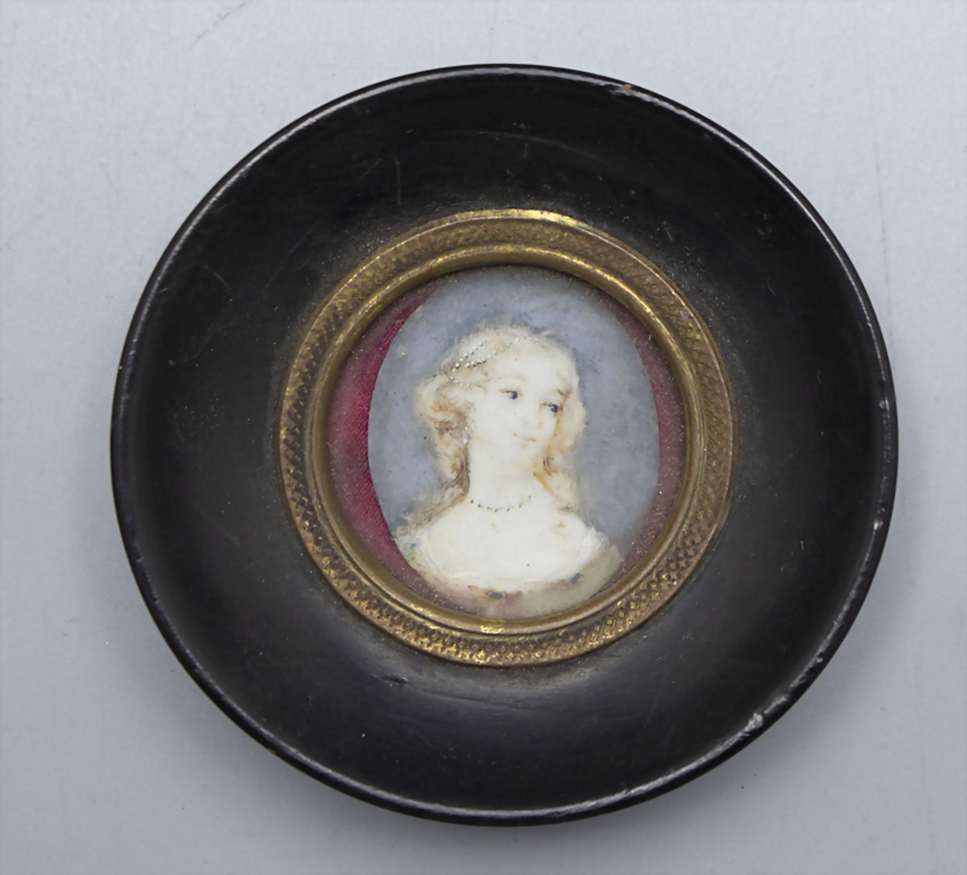 Reise-Miniatur Porträt einer jungen Dame / A travel miniature portrait of a youung lady, ...