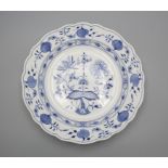 Teller Zwiebelmuster / A porcelaine plate with onion pattern, Meissen, 20. Jh.