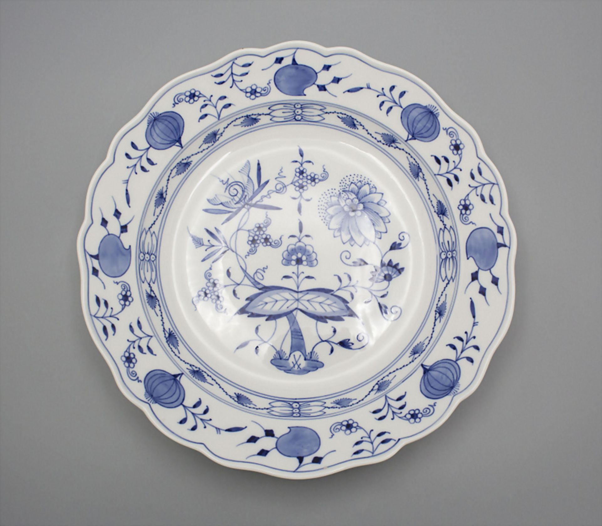 Teller Zwiebelmuster / A porcelaine plate with onion pattern, Meissen, 20. Jh.