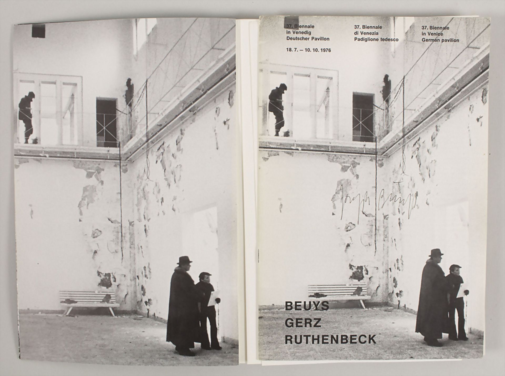 Katalog '37. Biennale 1976 - Deutscher Pavillon - Beuys Gerz Ruthenbeck', handsigniert, 1976 - Image 2 of 2