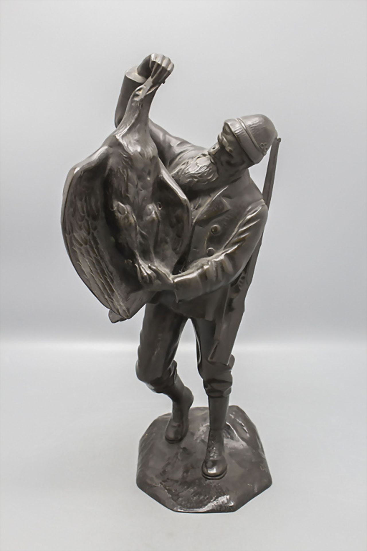 Bronzefigur 'Jäger mit Adler' / A bronze figure of a hunter with an eagle, Walter ...