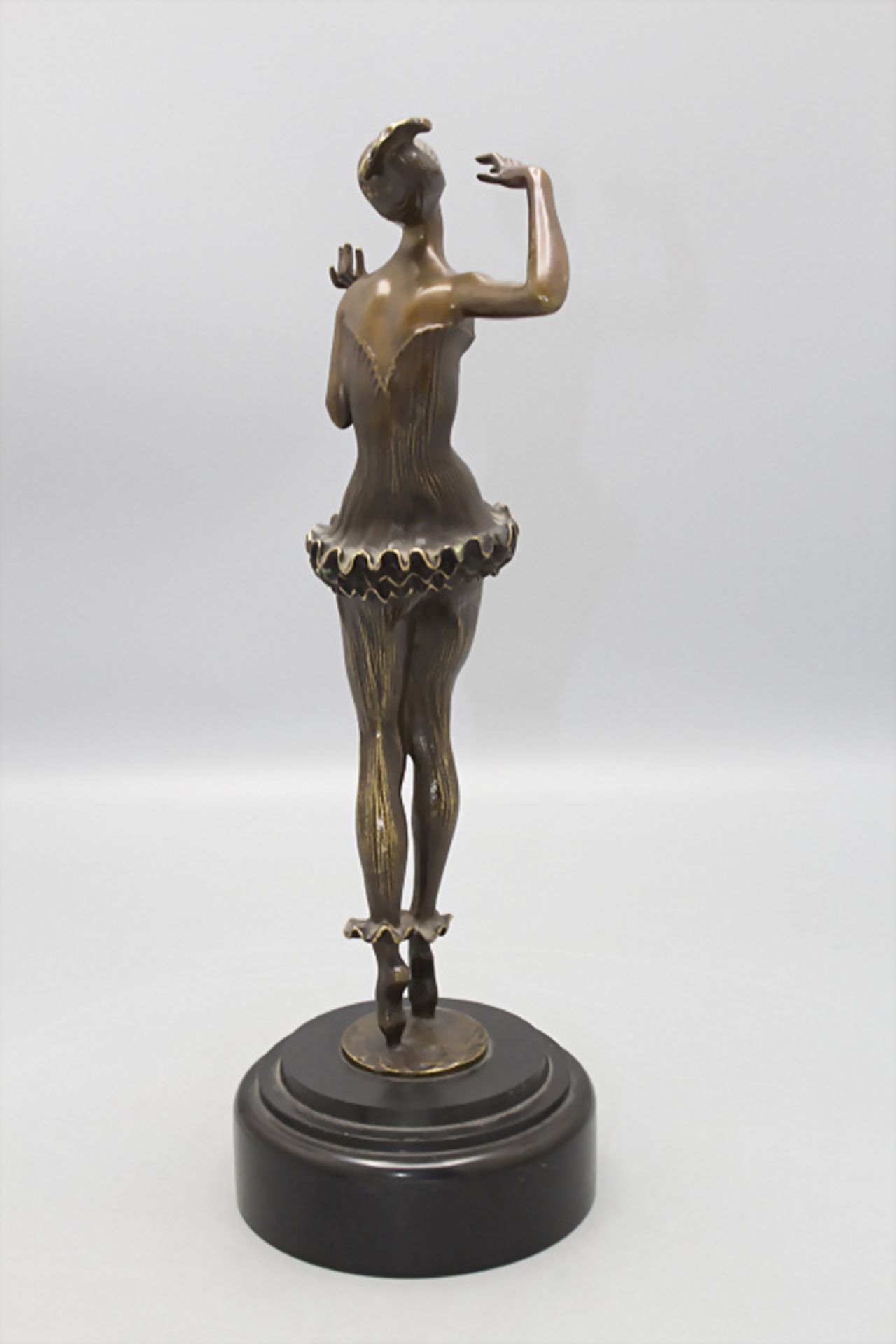 Art Déco Bronze Tänzerin / An Art Deco bronze female dancer, um 1920 - Bild 3 aus 4