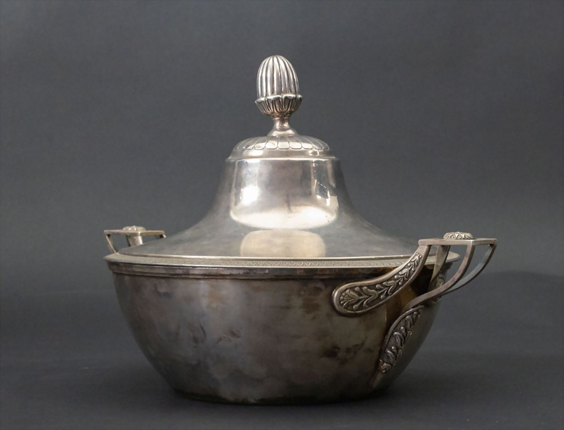 Legumier / Wöchnerinnenschüssel / Ecuelle / A silver tureen, Frankreich, 19. Jh. - Image 2 of 6