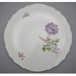 Große Kuchenplatte mit Anemone / A large cake serving plate with anemone, Meissen, Mitte 20. Jh.