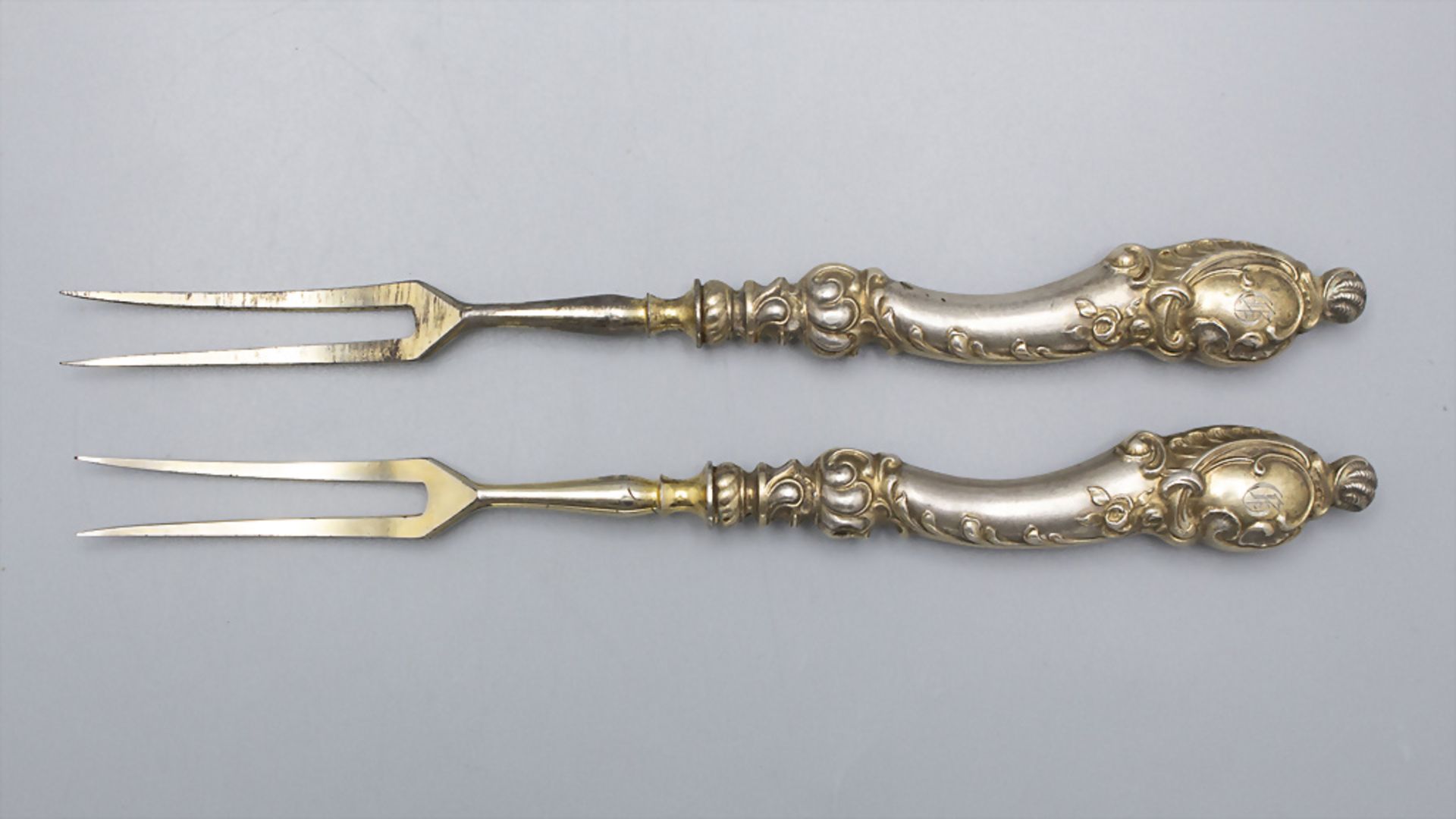 Paar Aufschnittgabeln / A pair of cold meat forks, Emil Hermann, Waldstetten, um 1880 - Bild 5 aus 5