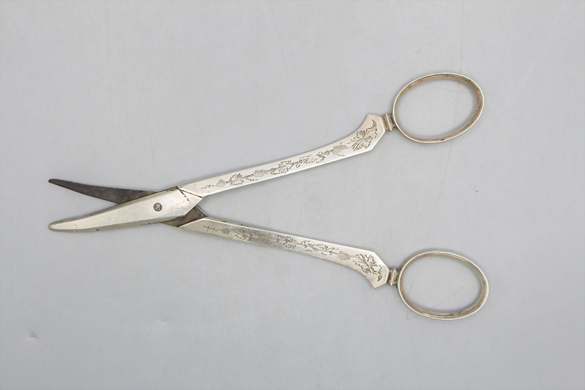 Traubenschere / Cisailles à raisin en argent / A silver grape shears/scissors, Paris, um 1890 - Bild 2 aus 4