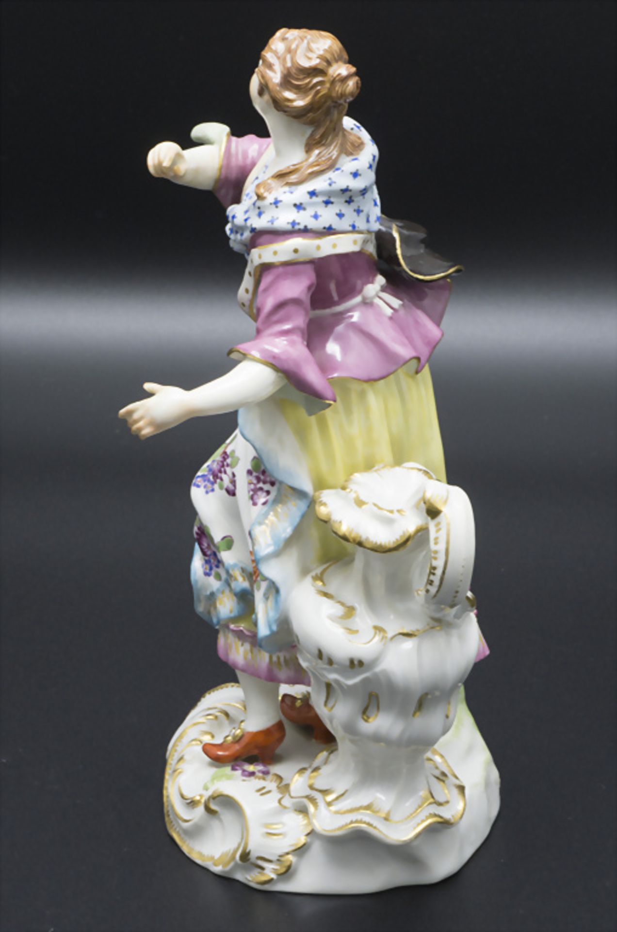 Schäferin mit Henkelkanne / Zierväschen / A figure of a shepherdess with a handled jug / ... - Image 4 of 6