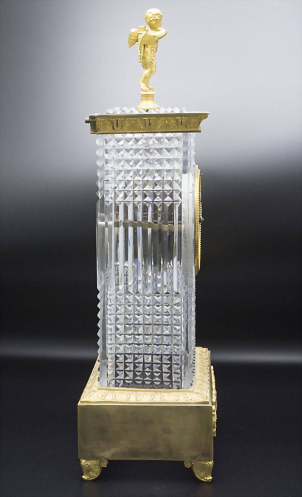 Kristallglas und Bronze Pendule mit Amorette / A French ormolu-mounted moulded cystal clock, ... - Bild 7 aus 7