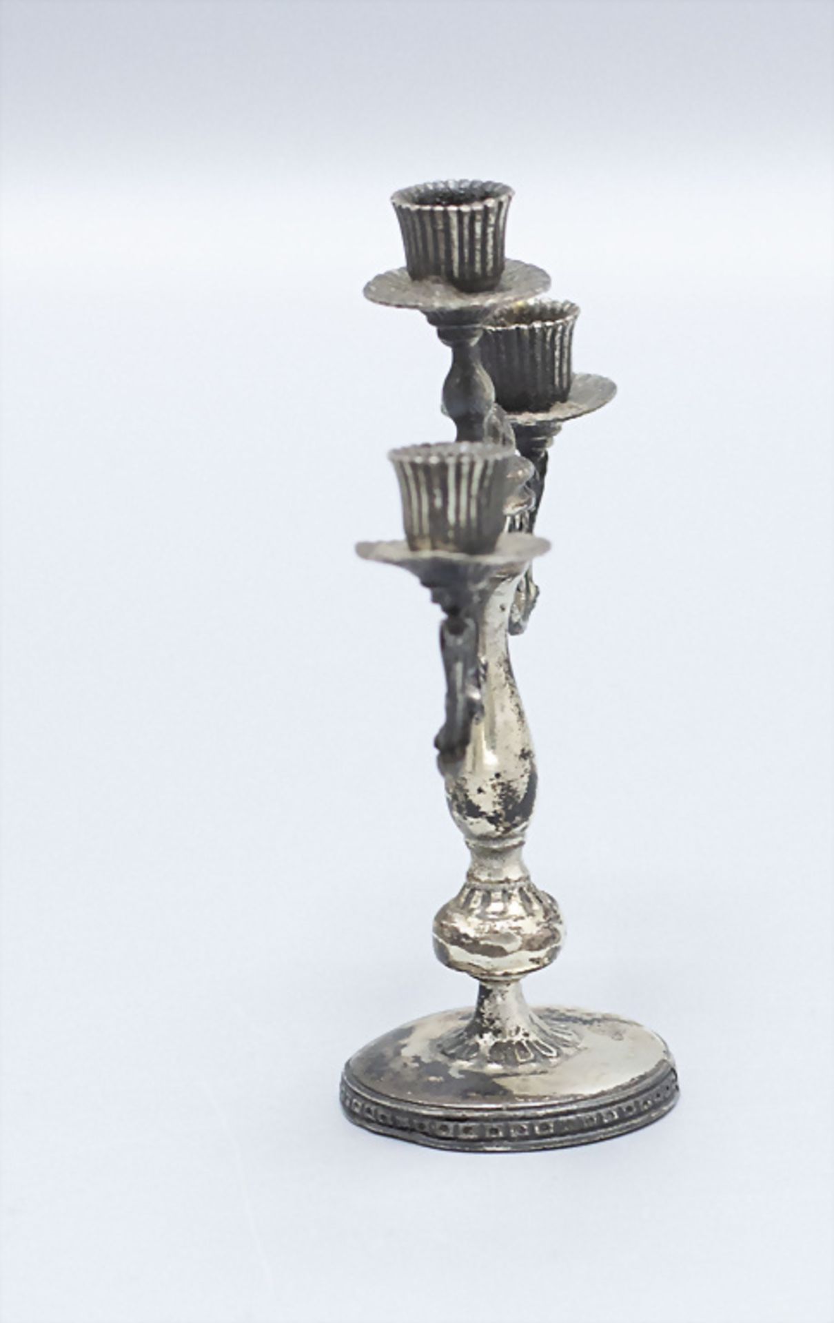 3-armiger Miniatur Kerzenleuchter / A miniature Sterling silver candelabra, Chimera Oro, ... - Image 3 of 5