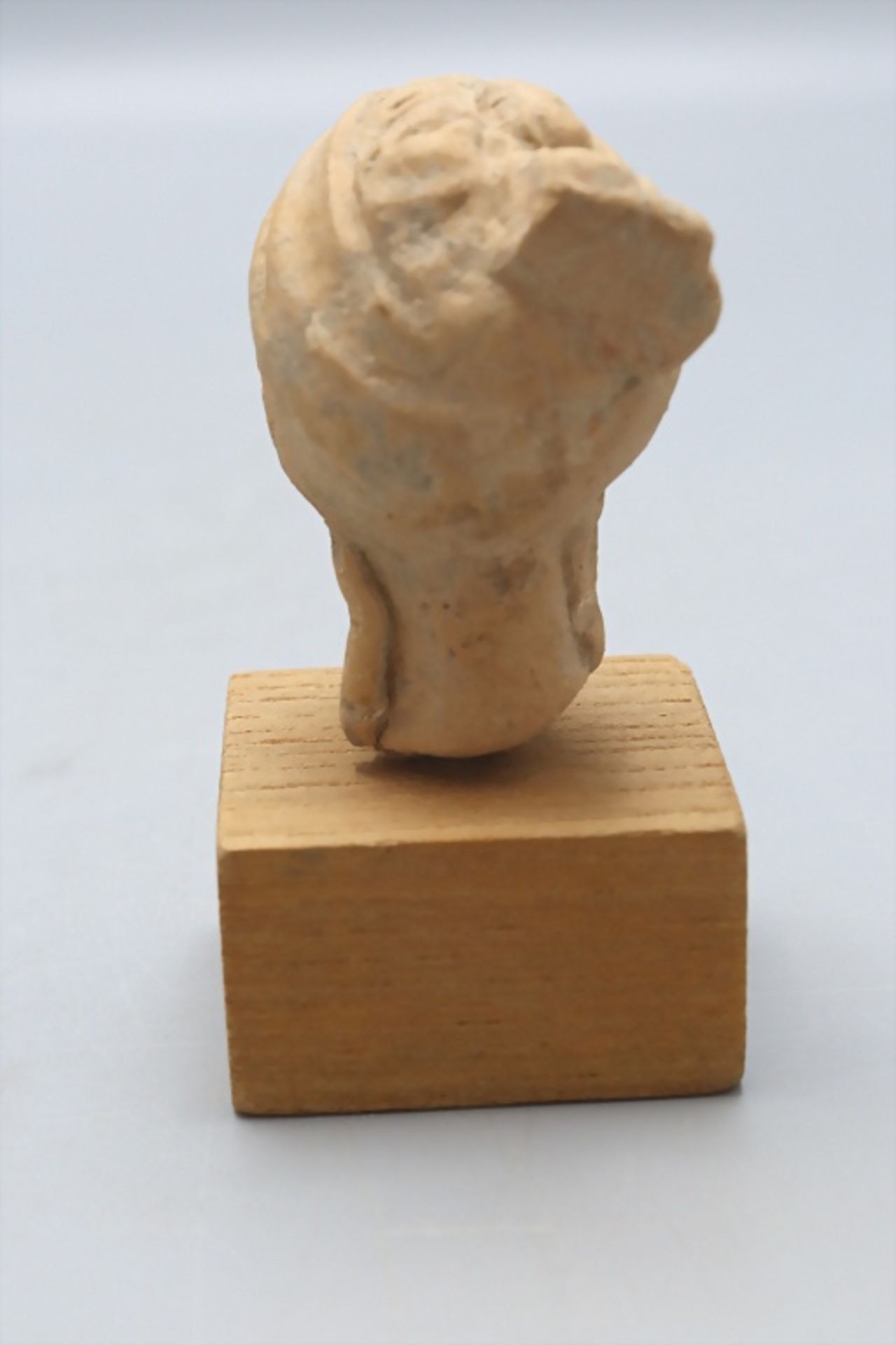 Römischer Frauenkopf, 2.-3. Jh. nach Christus / Roman head of a woman female terracotta bust, .. - Image 4 of 6