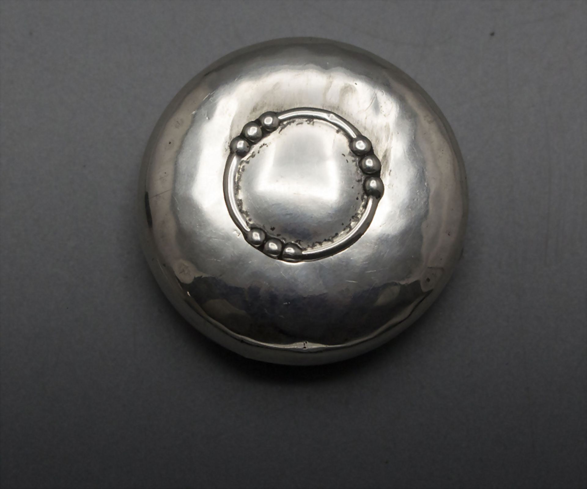 Kleine Schnupftabakdose mit Schiebeöffnung / A small silver snuff box with a sliding opening, ...