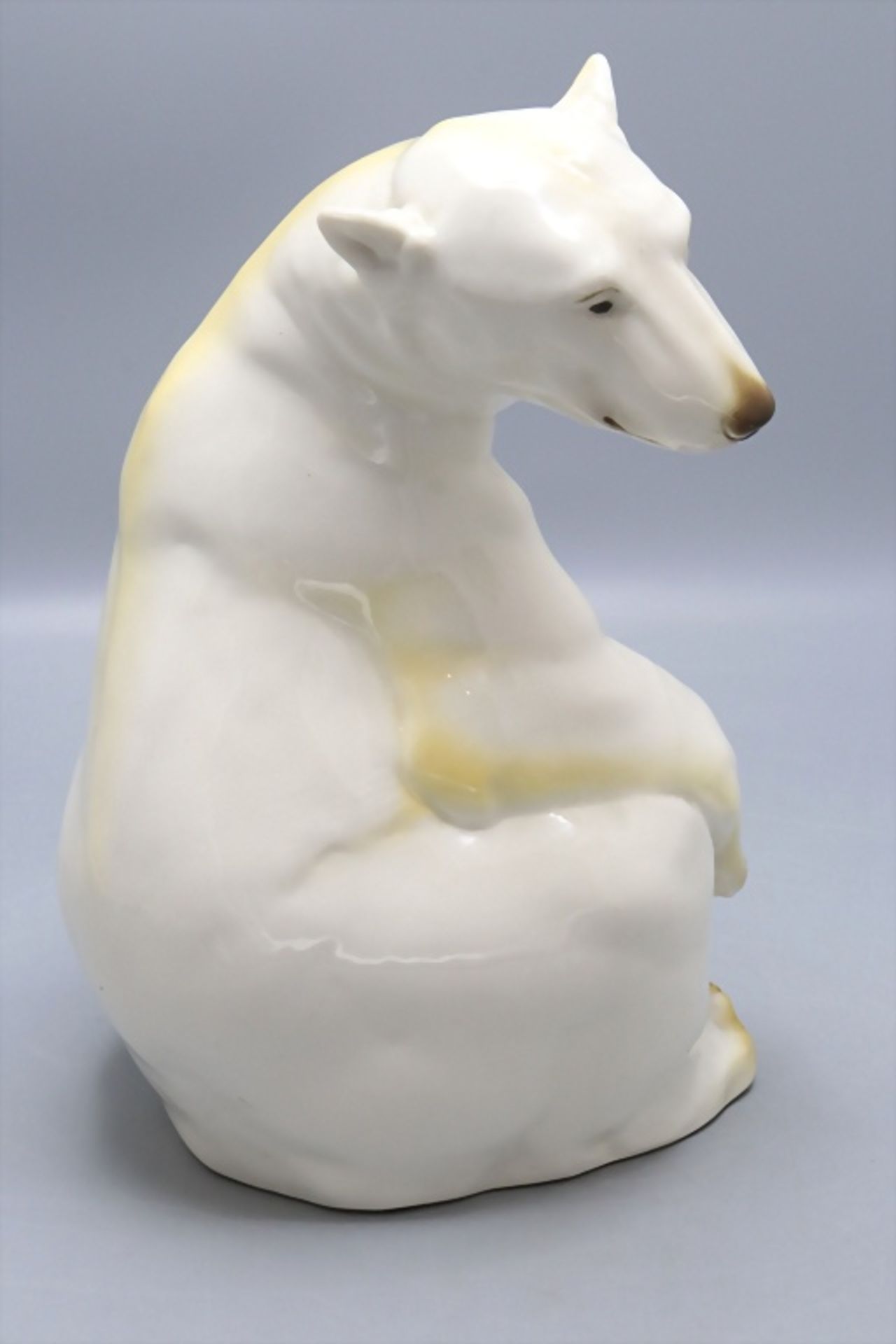 Sitzender Eisbär / A sitting polar bear, Nymphenburg, um 1913 - Bild 5 aus 7