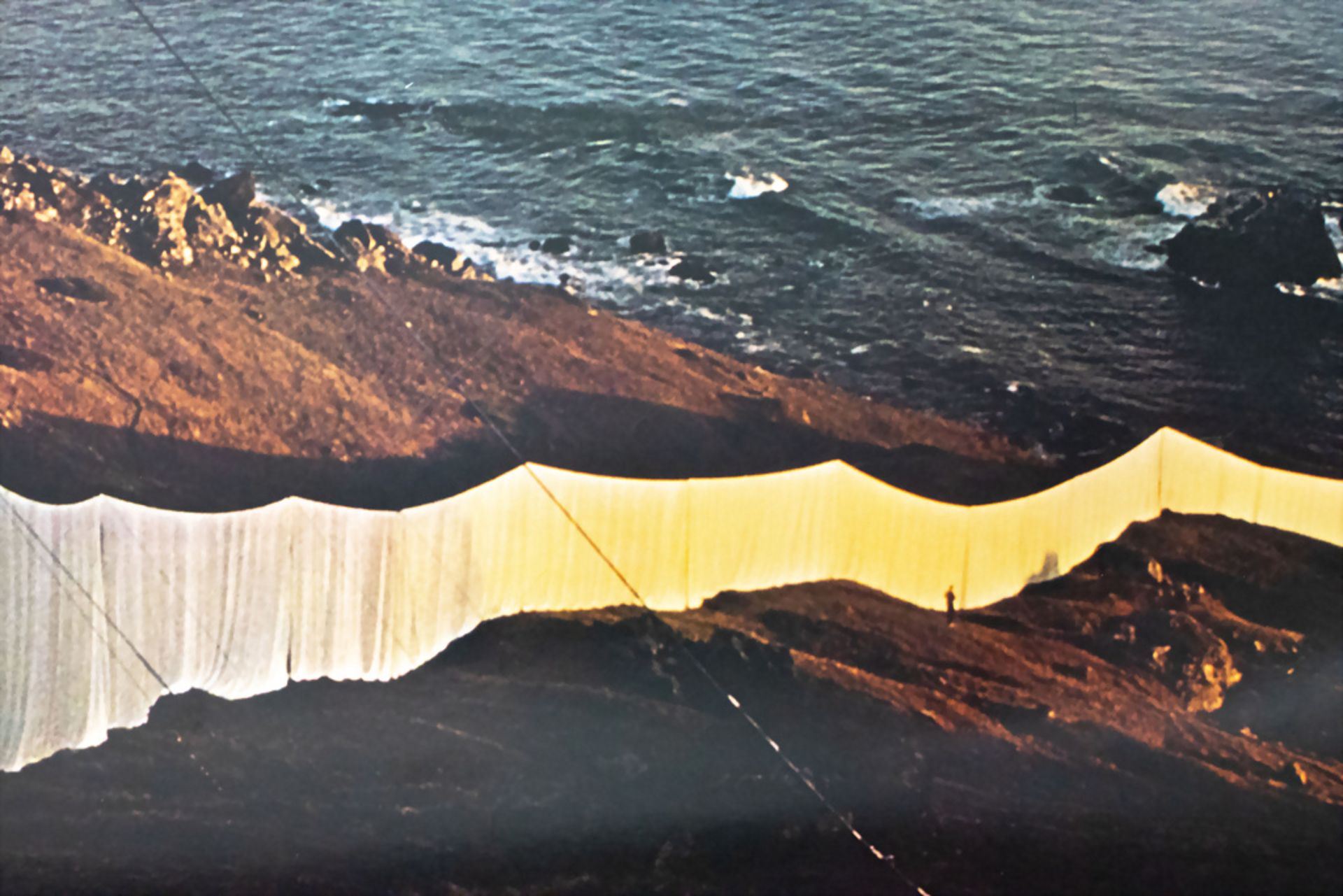 CHRISTO und Jeanne-Claude (1935-2009/2020), 'Running fence', nach 1976 - Image 3 of 4