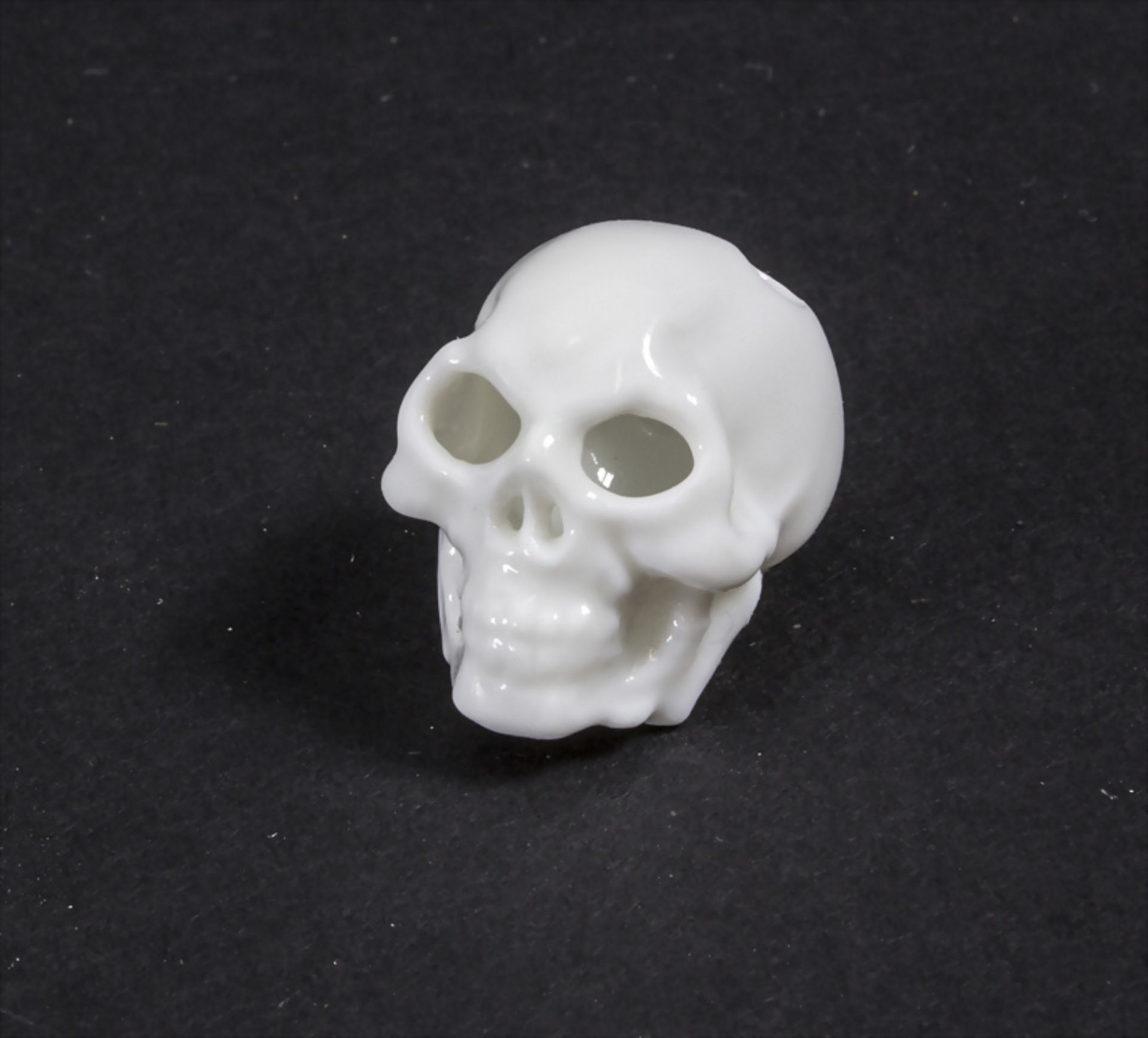 Miniatur Totenschädel / A miniatur skull, Nymphenburg, 20. Jh.