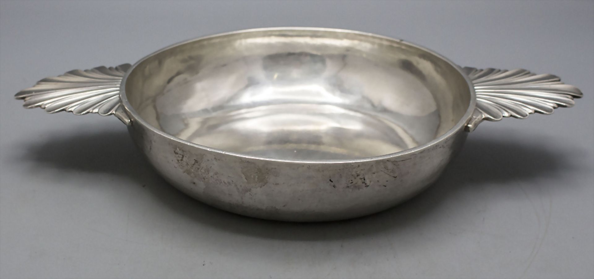 Legumier / Wöchnerinnenschüssel / Ecuelle / A silver tureen, Lissabon / Lisboa, um 1750 - Bild 2 aus 4