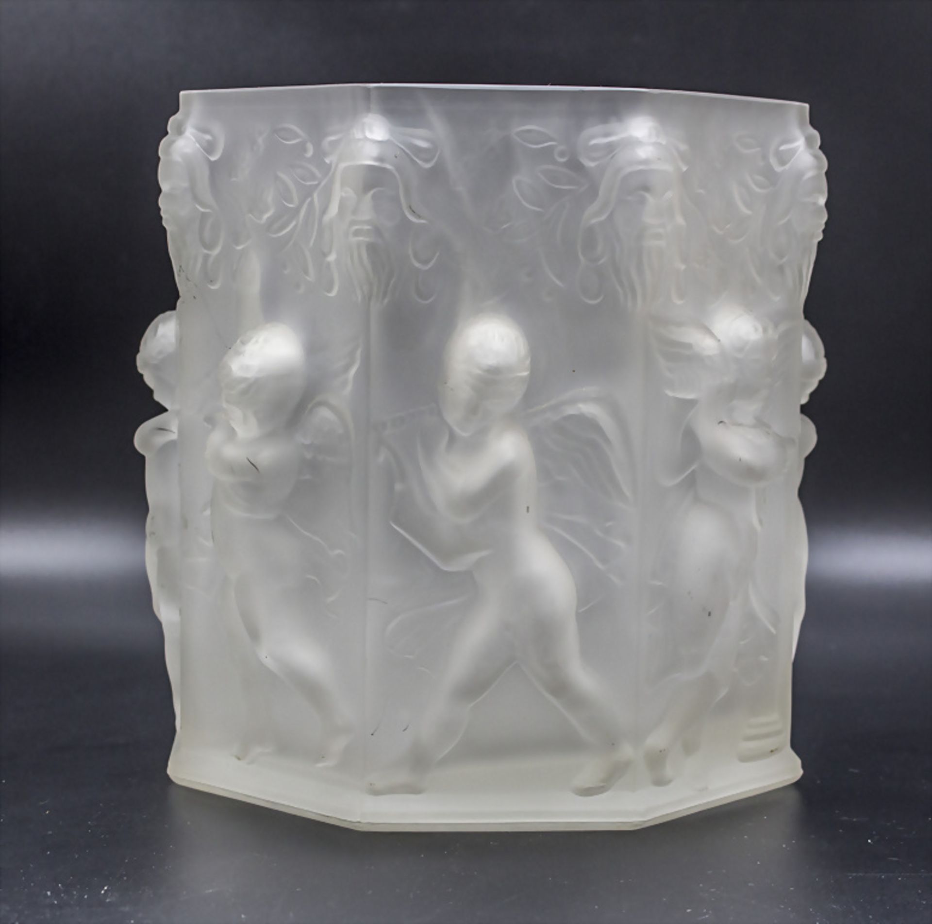 Große oktagonale Art Déco Vase mit Amoretten / A large octagonal Art Deco glass vase with ... - Image 2 of 4