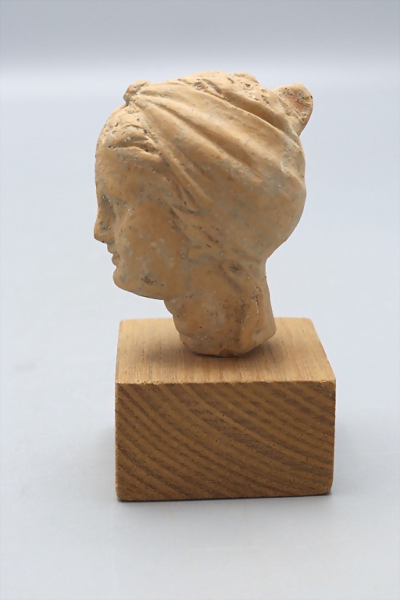Römischer Frauenkopf, 2.-3. Jh. nach Christus / Roman head of a woman female terracotta bust, .. - Image 3 of 6