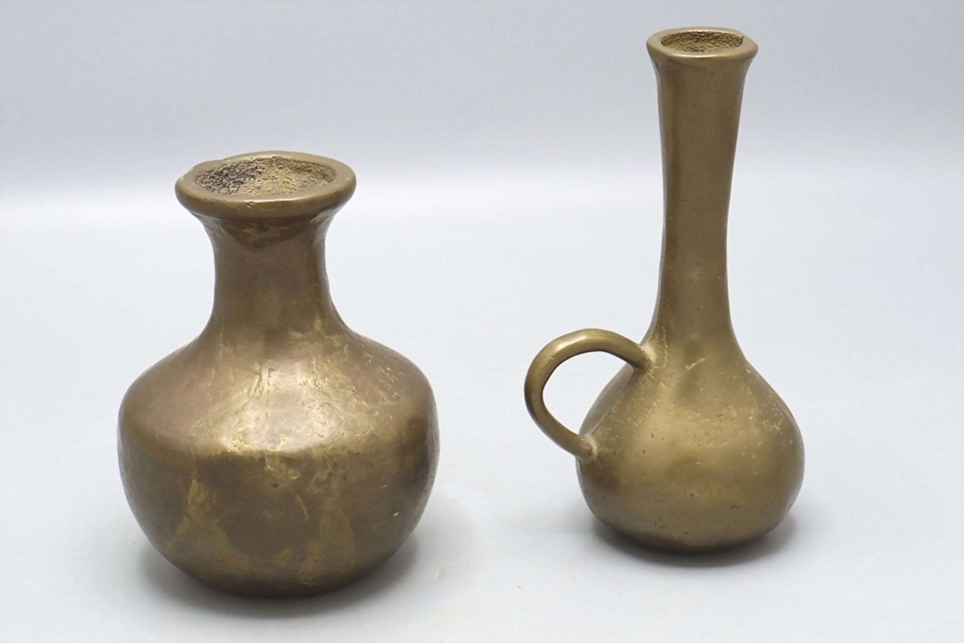 Zwei kleine Bronzevasen / 2 small bronze vases - Image 2 of 4