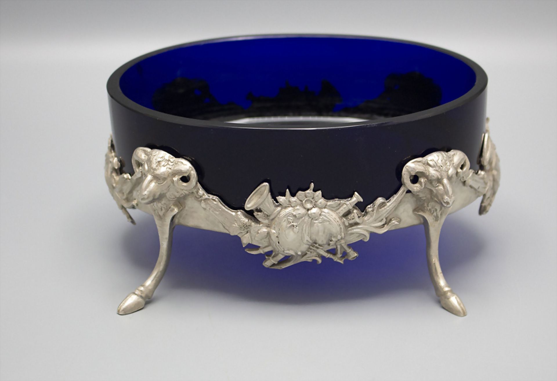 Anbietschale mit Widderköpfen / A footed serving bowl with ram heads, Ludwig Neresheimer & Co, ... - Image 2 of 5
