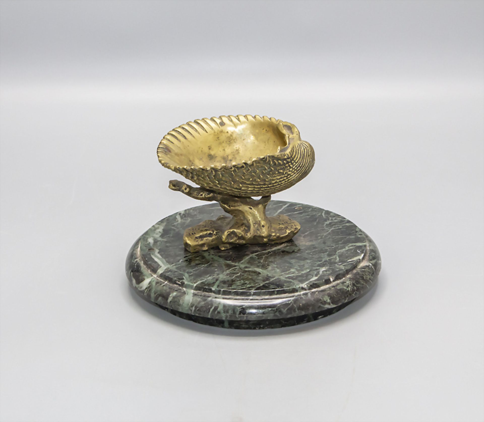 Bronze Muschel auf Marmorsockel / A bronze shell on a marble pedestral, Frankreich, 19. Jh.