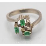 Damenring mit Diamanten und Smaragden / A ladies 18 ct gold ring with diamonds and emeralds