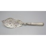 Fisch- und / oder Pastetenheber / A silver fish or pie server, Russland, St. Petersburg, 1850