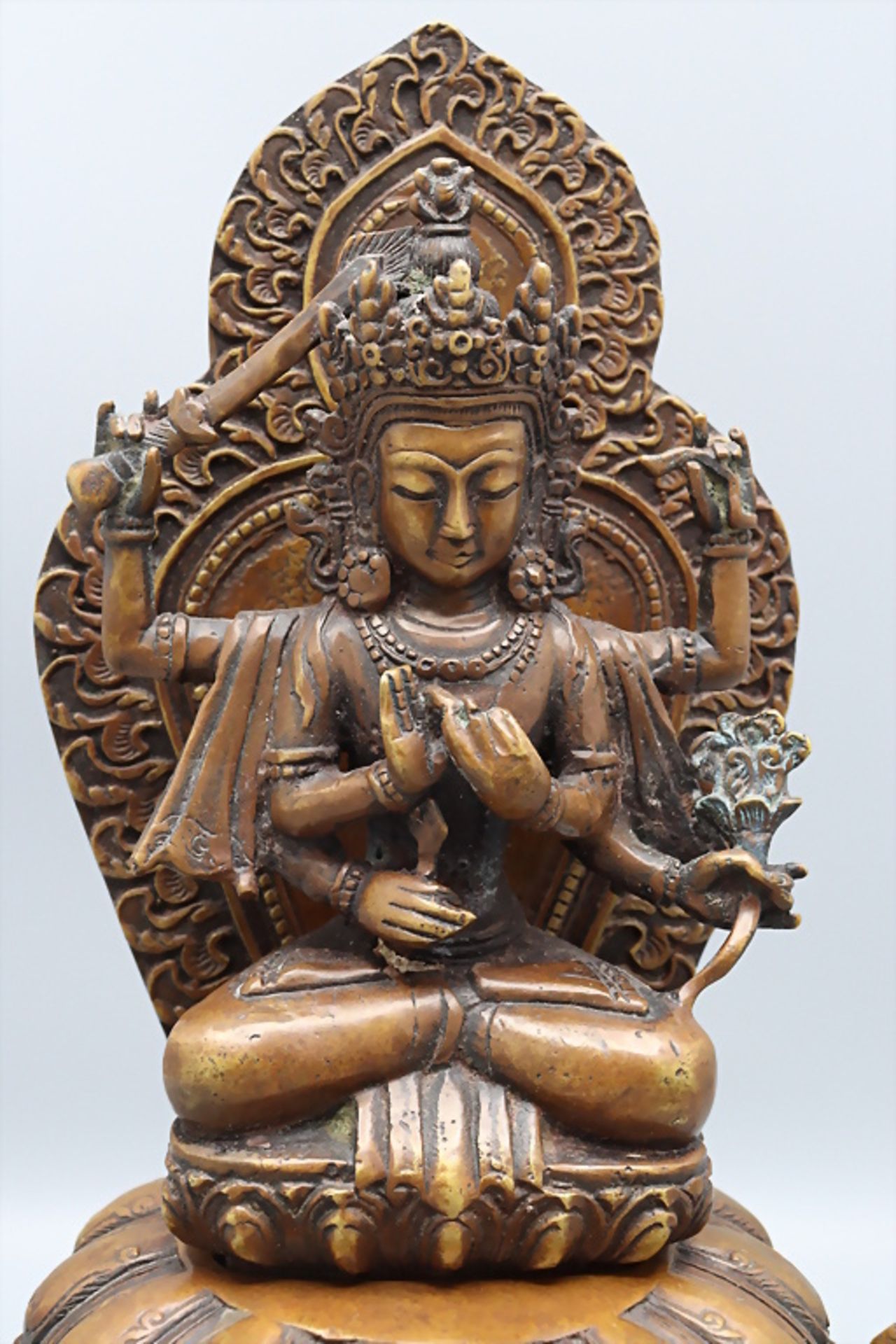 Dreiteilige Bronze des 6-armigen Botthisatva Manshuri / A bronze of the six armed Botthisatva ... - Bild 2 aus 8