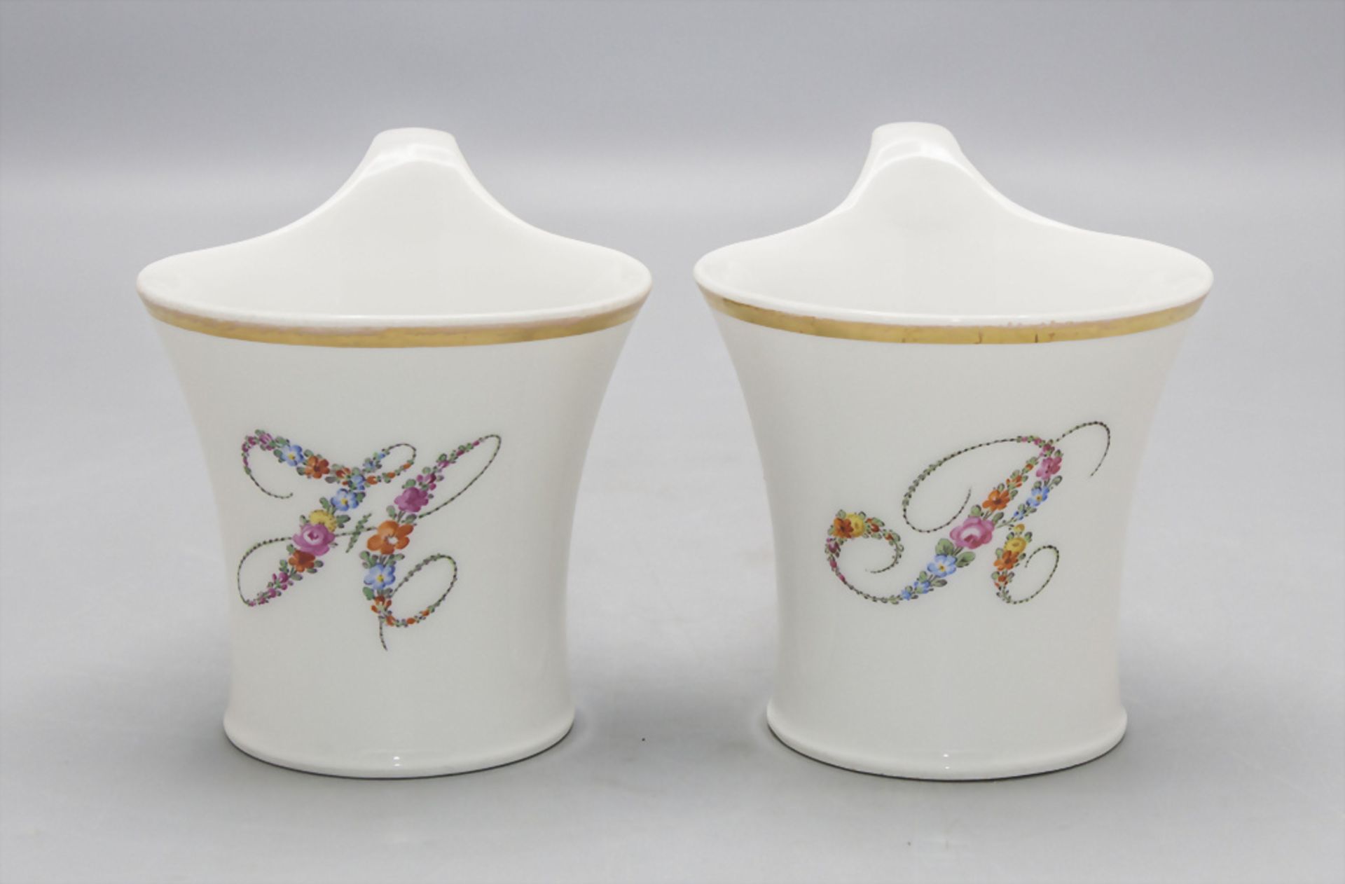 Paar Tassen mit Monogramm H und R / A pair of cups with monogram H and R, KPM, Berlin, Mitte ...