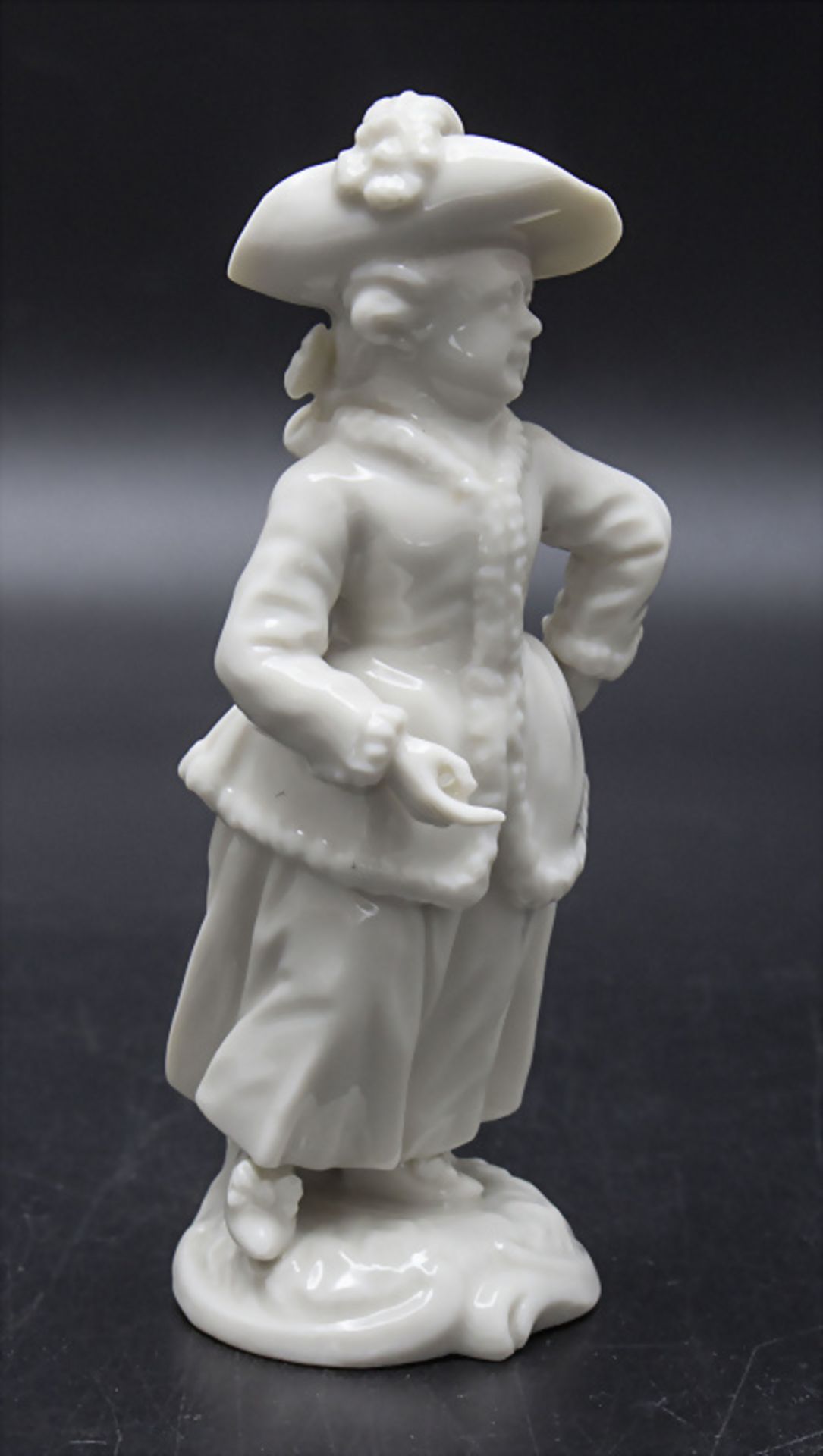 Mädchen im Rokokokleid / A girl wearing a Rococo dress and a hat, nach Frankenthaler Modell, ... - Bild 2 aus 4