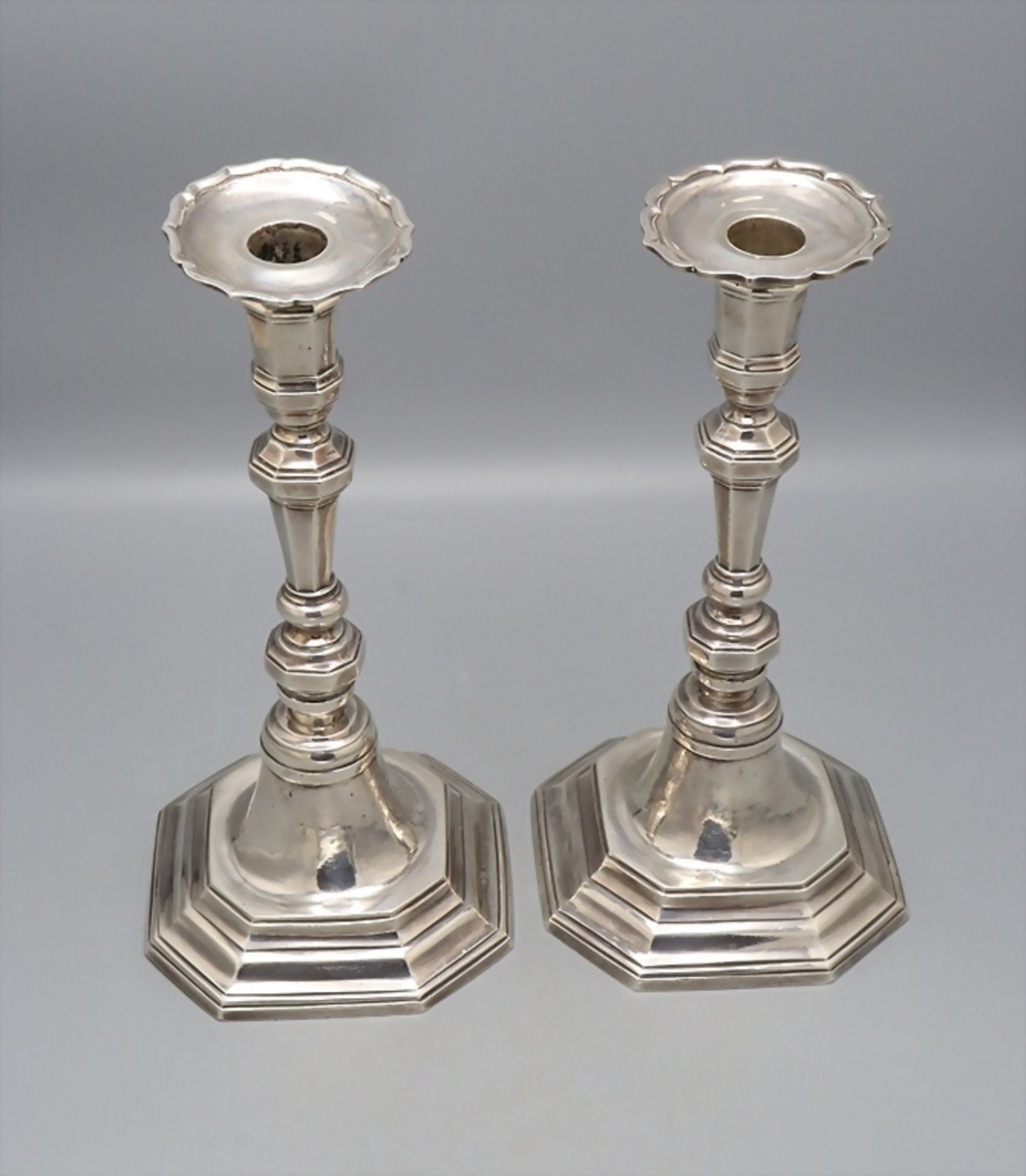 Paar Louis XV. Kerzenleuchter / A pair of Louis XV. silver candlesticks / Paire de Louis XV. ... - Image 2 of 5