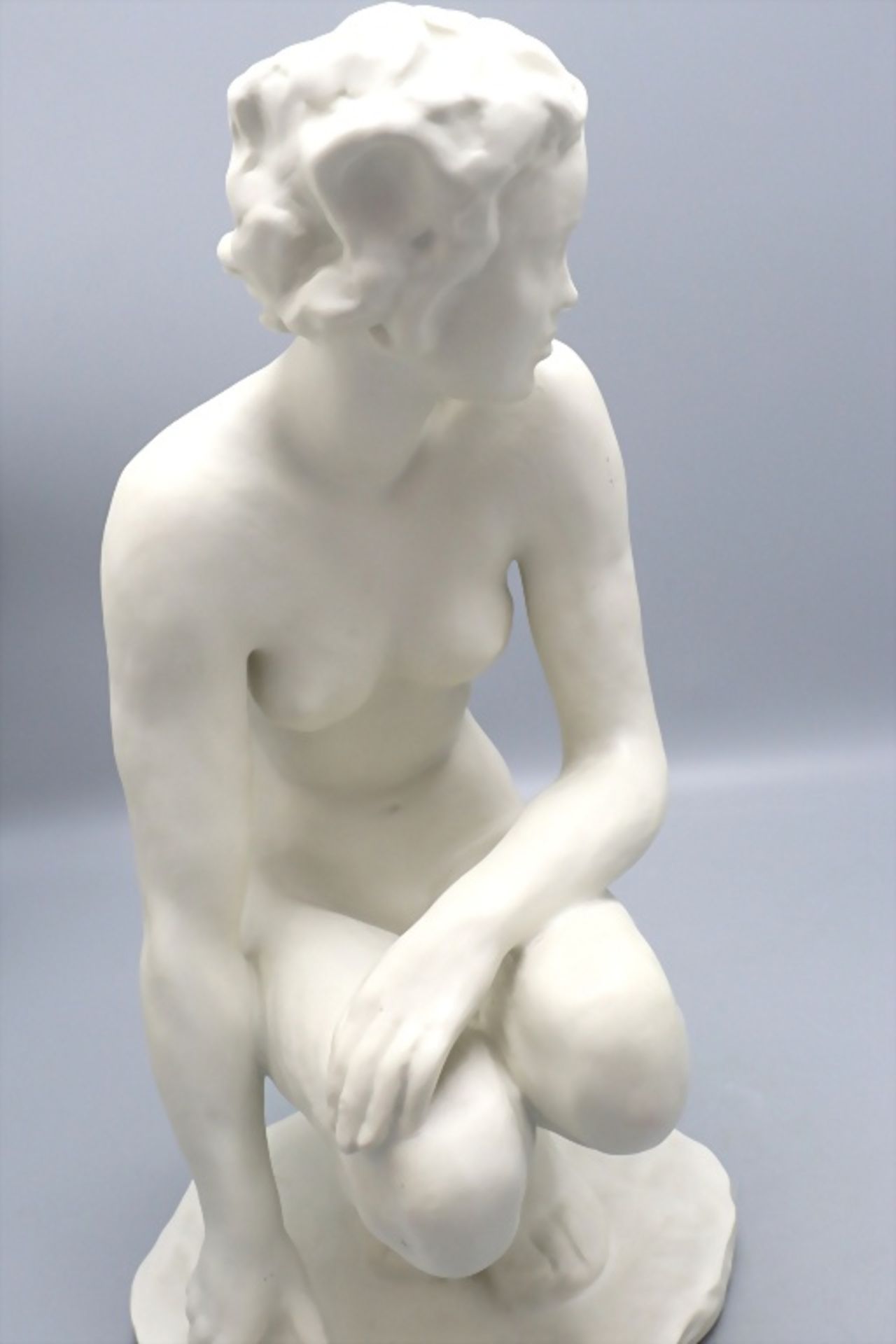 Porzellanfigur 'Die Hockende' / A porcelain figure of 'A crouching woman', Fritz Klimsch, ... - Image 4 of 8