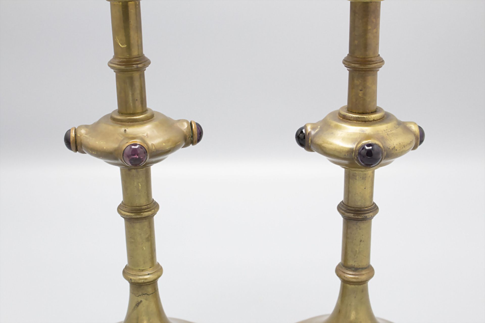 Paar Bronze Kerzenhalter mit violetten Glas Cabochons / A pair of bronze candle holder with 4 ... - Image 2 of 3