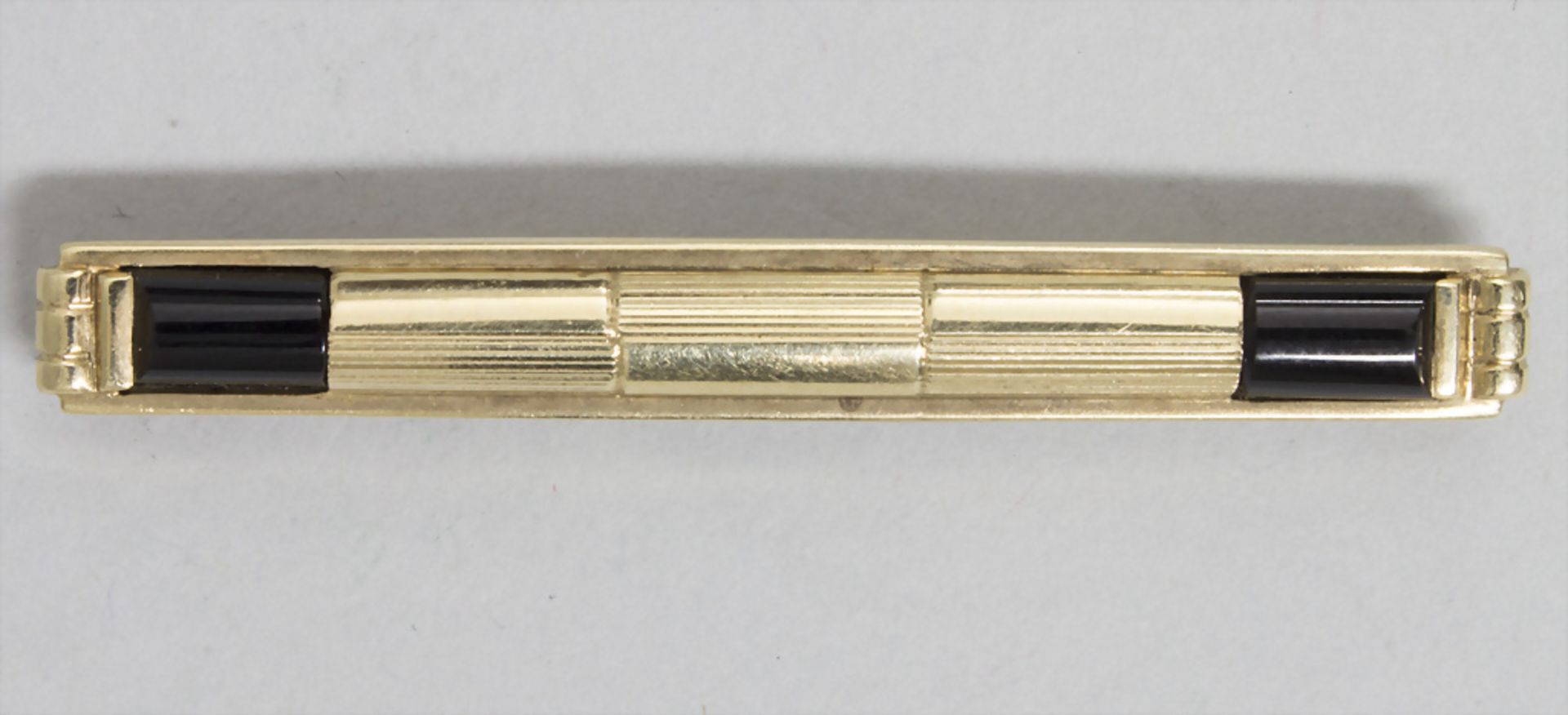 Stabbrosche mit Saphiren / A gold brooch with sapphires, wohl deutsch