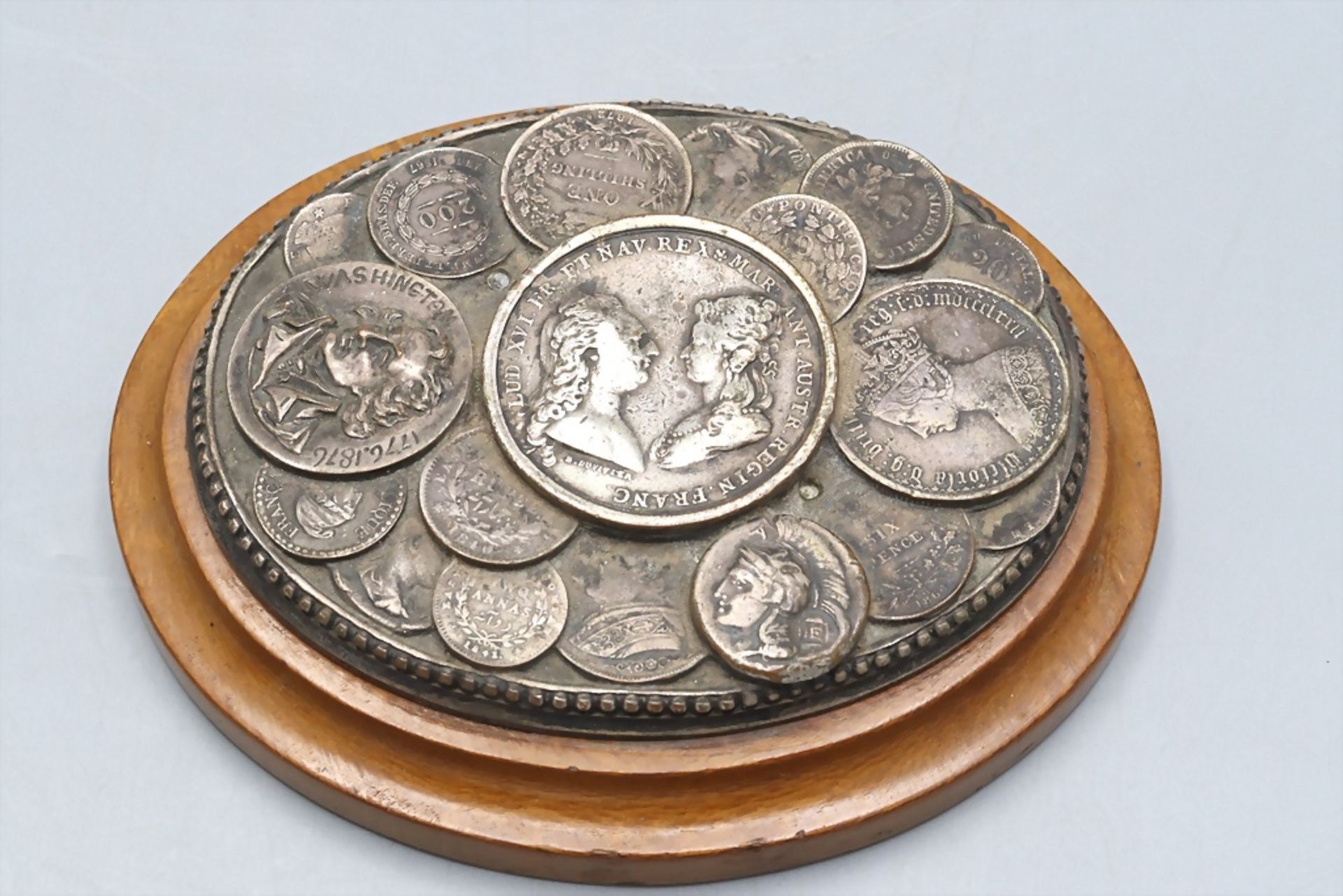 Briefbeschwerer aus Münzen / A paperweight with 18 old coins, Frankreich, nach 1876