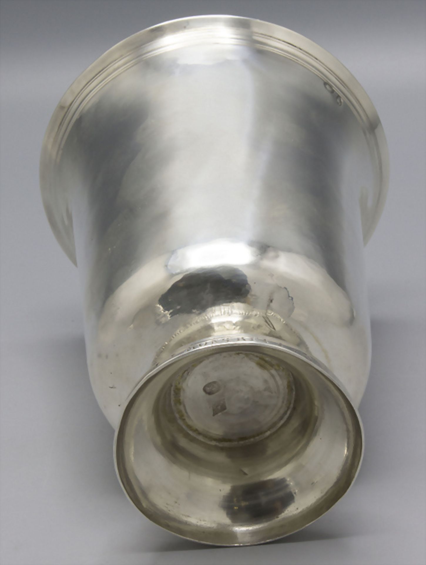 Glockenbecher / A bell shaped silver beaker, Beauvais, 1798-1809 - Image 4 of 8