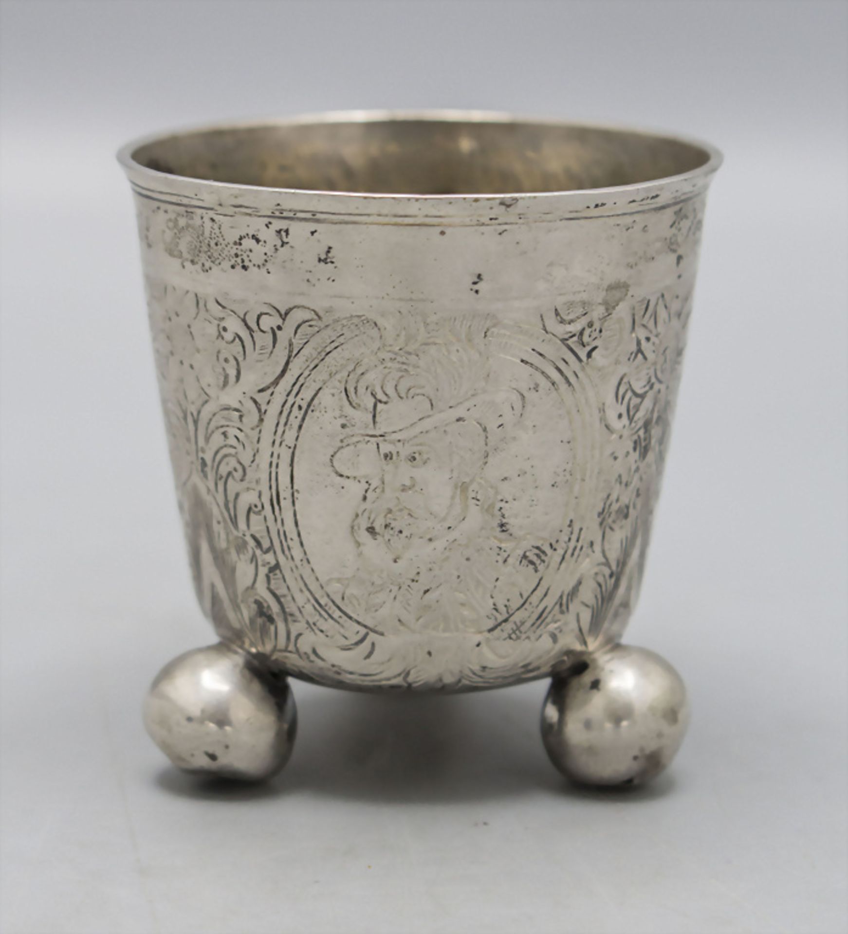 Kugelfußbecher / A silver beaker on ball feet, norddeutsch oder Friesland, 18. Jh. - Image 4 of 11