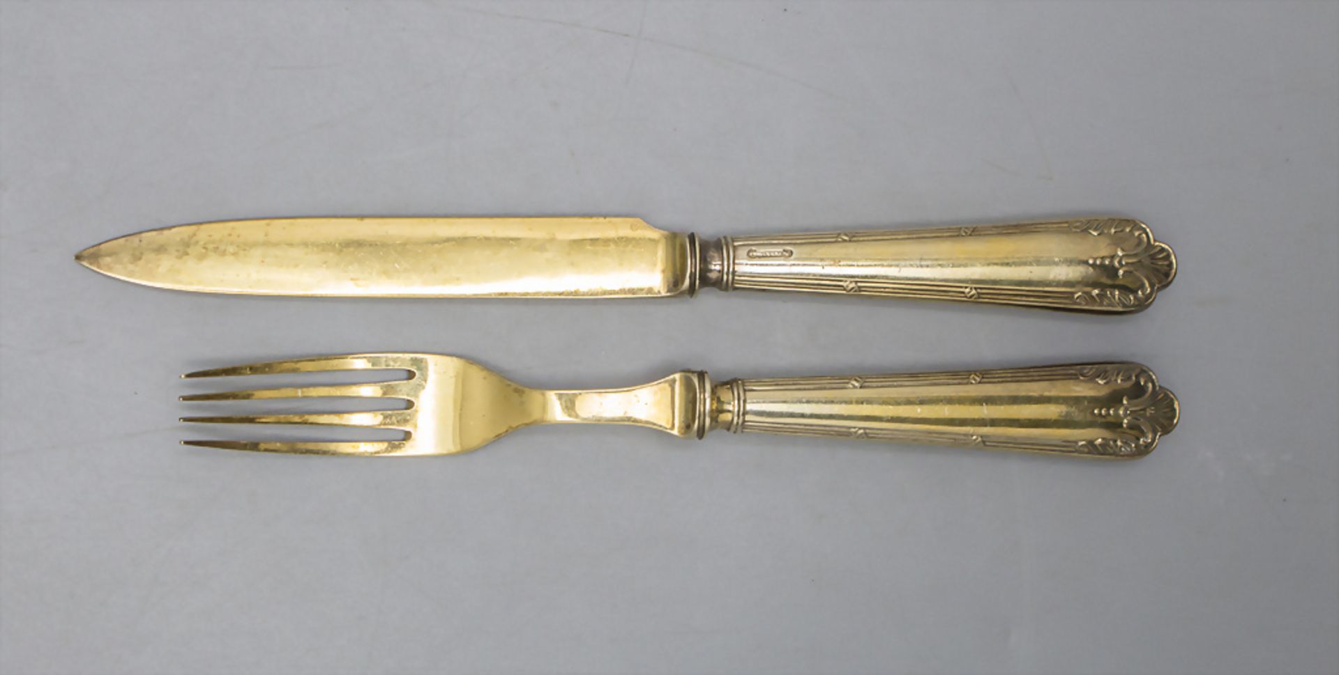 Messer und Gabel / A gilded silver fork and knife, Roberts & Belk Ltd., Sheffield, 1935